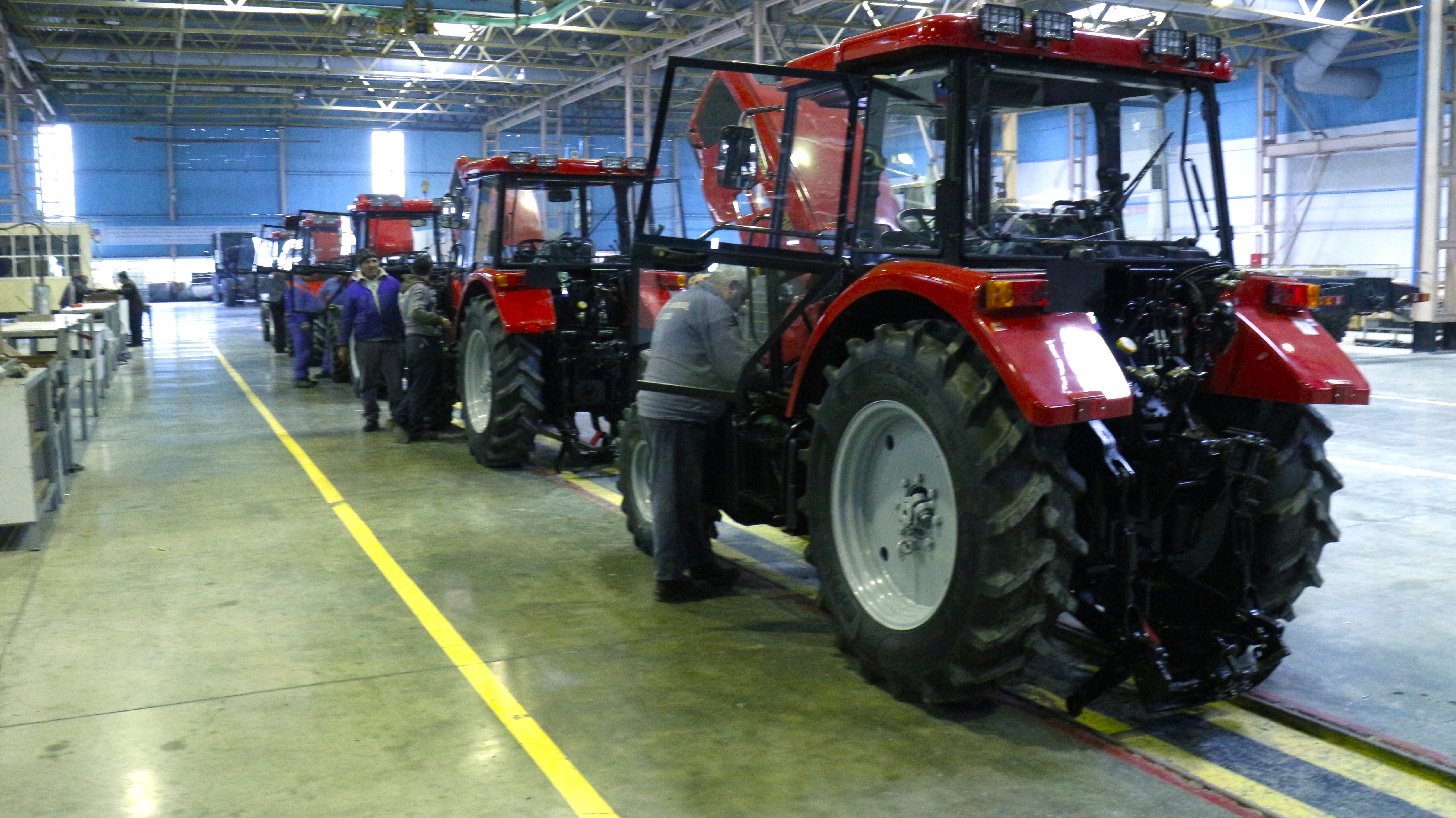 Gəncə avtomobil zavodunda traktor yığımı artıb