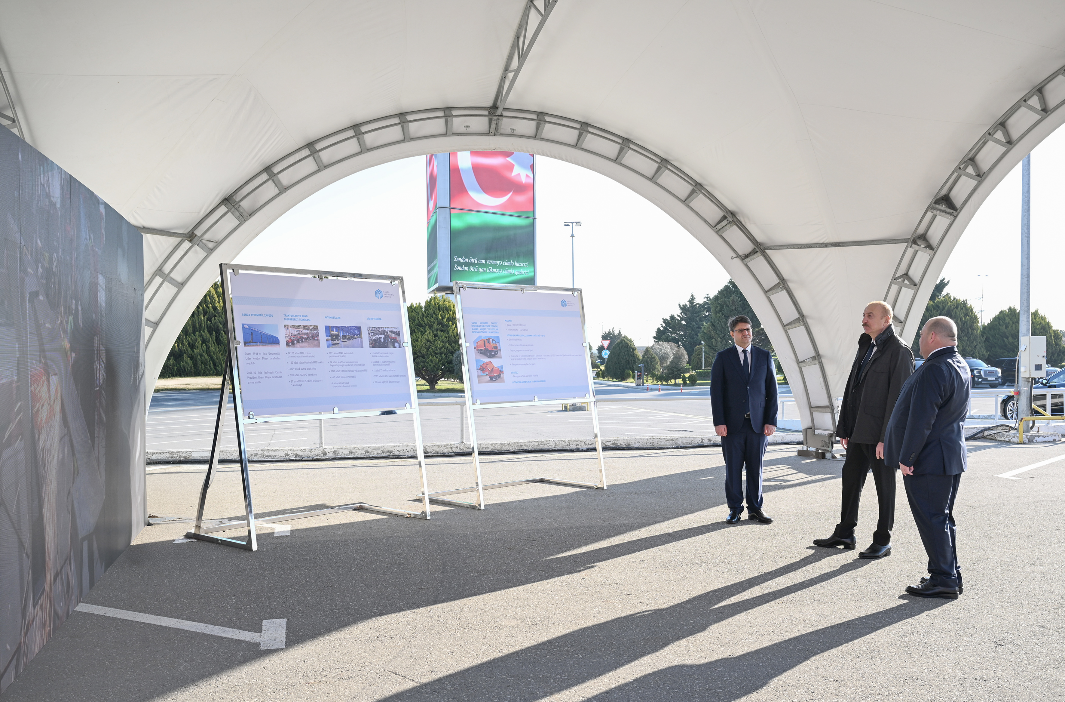 Prezident İlham Əliyev Bakıda məişət tullantıları daşıyan texnikalarla tanış olub