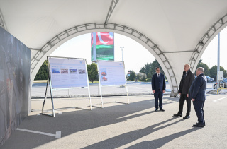 Prezident İlham Əliyev Bakıda məişət tullantıları daşıyan texnikalarla tanış olub